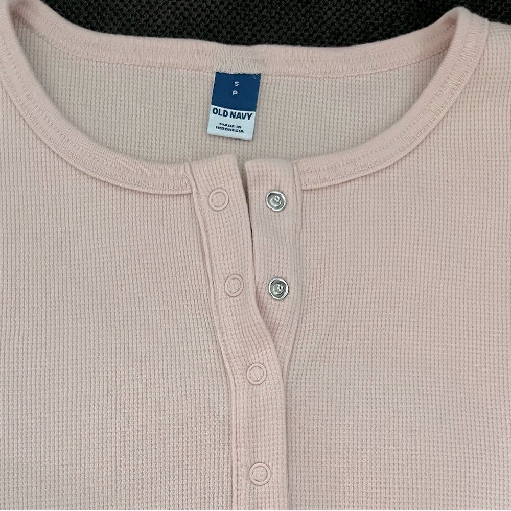 🦩Old Navy Peachy Pink waffle knit cotton Henley top.Like Brand New. - Picture 2 of 5